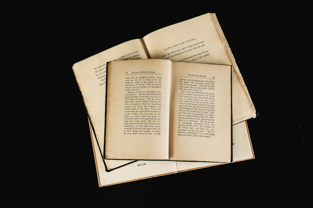 Раскрытая книга со старыми страницами