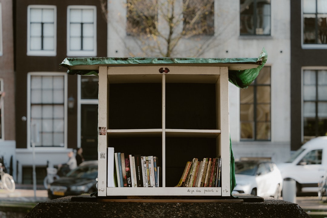 Книги в картонной коробке